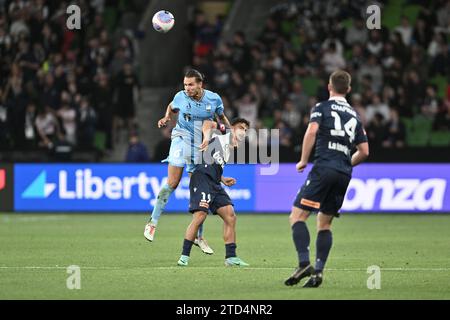 MELBOURNE, AUSTRALIEN 16. Dezember 2023. Der Sydney FC-Verteidiger Jack Rodwell (6) tritt gegen den Melbourne Victory-Mittelfeldspieler Daniel Arzani (19) während der A Leagues Soccer auf, Melbourne Victory FC gegen Sydney FC im Melbourne AAMI Park. Quelle: Karl Phillipson/Alamy Live News Stockfoto