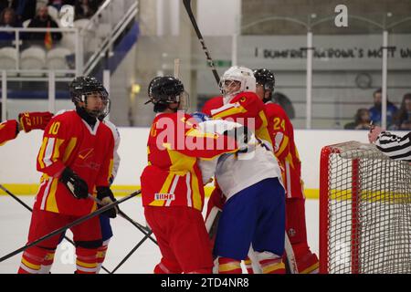 Dumfries, 11. Dezember 2023. Song Jianuo spielt für China und Hugo Perez spielt für Spanien weg von Netminder Chen Shifeng in einer IIHF Eishockey-U20-Weltmeisterschaft 2024, Division II, Gruppe A im Dumfries Ice Bowl. Quelle: Colin Edwards Stockfoto