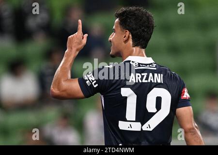 MELBOURNE, AUSTRALIEN 16. Dezember 2023. Der Mittelfeldspieler Daniel Arzani (19) von Melbourne Victory grüßt die Fans des Sieges, als er vom Feld spaziert, nachdem er während der A Liagues Soccer, Melbourne Victory FC gegen Sydney FC, im AAMI Park in Melbourne ersetzt wurde. Quelle: Karl Phillipson/Alamy Live News Stockfoto