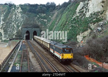 Eine Elektrodiesellokomotive der Baureihe 73 mit der Nummer 73211, die am 20. Februar 1993 im Shakespeare Cliff Tunnel zwischen Folkestone und Dover arbeitet. Stockfoto