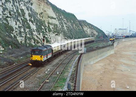 Eine Elektrodiesellokomotive der Baureihe 73 mit der Nummer 73211, die am 20. Februar 1993 auf dem Dover Town Yard zwischen Folkestone und Dover verchartert wurde. Stockfoto