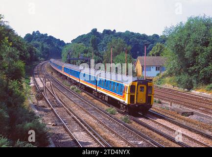 Am 28. Juli 2002 fährt ein Südwestzug aus einer Baureihe 421 4-CIG Nummer 1304 und einem Paar der Baureihe 423 4-VEPs Nummern 3508 und 3515 nach Woking. Stockfoto