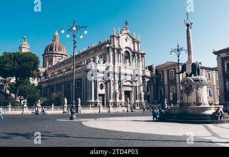 Catania, Sizilien (Italien). Kuppel, Springbrunnen, Elefant und Kathedrale von Saint Agatha. Stockfoto