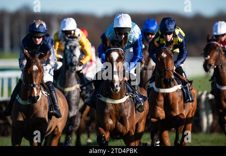 Doncaster, Großbritannien. Dezember 2023. Doncaster, Yorkshire, Vereinigtes Königreich; Whispering Royal und Jockey Tom Cannon gewinnen den Auftakt am zweiten Tag der Christmas Racedays auf der Doncaster Racecourse, der bet365 juvenile Maiden Hürdle für Trainer Alan King und Besitzer Chelsea Thoroughbreds - Whispering Royal. Credit JTW equine Images / Alamy Live News. Quelle: JTW equine Images/Alamy Live News Stockfoto