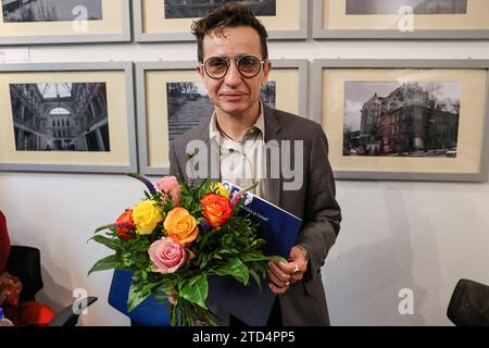 16. Dezember 2023, Bremen: Masha Gessen, Publizistin aus den USA, steht nach Erhalt des Hannah-Arendt-Preises im Veranstaltungsraum F61. Die ursprünglich für Freitag geplante Veranstaltung mit der Verleihung des Preises an Masha Gessen fand in kleinerem Maßstab statt. Die Veranstalter reagierten auf den Rückzug der Heinrich-Böll-Stiftungen aus Bund und Ländern aus der Preisverleihung im Bremer Senat. Foto: Focke Strangmann/dpa Stockfoto