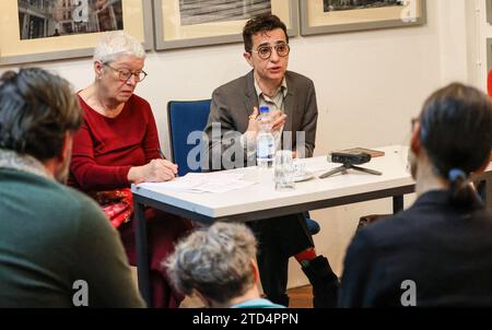 16. Dezember 2023, Bremen: Masha Gessen (2. Von rechts), Publizistin aus den USA, spricht bei der Verleihung des Hannah-Arendt-Preises im Veranstaltungsraum F61. Die ursprünglich für Freitag geplante Veranstaltung mit der Verleihung des Preises an Masha Gessen fand in kleinerem Maßstab statt. Dies war die Reaktion der Organisatoren auf den Rückzug der Heinrich-Böll-Stiftungen aus Bund und Ländern aus der Preisverleihung im Bremer Senat. Foto: Focke Strangmann/dpa Stockfoto