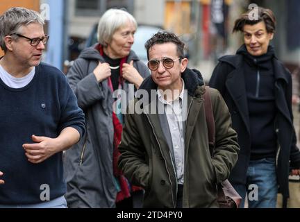 16. Dezember 2023, Bremen: Masha Gessen (2. Von rechts), Publizistin aus den USA, nimmt an der Verleihung des Hannah-Arendt-Preises im Veranstaltungsraum F61 Teil. Die ursprünglich für Freitag geplante Veranstaltung mit der Verleihung des Preises an Masha Gessen fand in kleinerem Maßstab statt. Dies war die Reaktion der Organisatoren auf den Rückzug der Heinrich-Böll-Stiftungen aus Bund und Ländern aus der Preisverleihung im Bremer Senat. Foto: Focke Strangmann/dpa Stockfoto