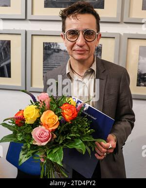 16. Dezember 2023, Bremen: Masha Gessen, Publizistin aus den USA, steht nach Erhalt des Hannah-Arendt-Preises im Veranstaltungsraum F61. Die ursprünglich für Freitag geplante Veranstaltung mit der Verleihung des Preises an Masha Gessen fand in kleinerem Maßstab statt. Die Veranstalter reagierten auf den Rückzug der Heinrich-Böll-Stiftungen aus Bund und Ländern aus der Preisverleihung im Bremer Senat. Foto: Focke Strangmann/dpa Stockfoto