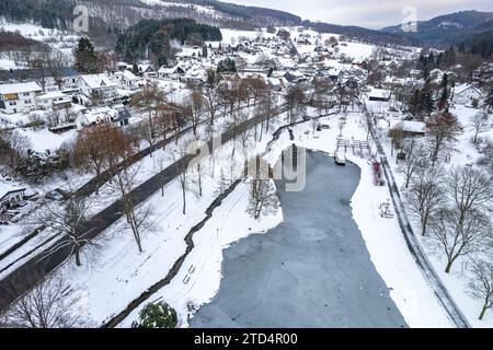 Siehe im Kurpark und der verschneite Stadtteil Elkeringhausen aus der Luft gesehen, Winterberg, Sauerland, Nordrhein-Westfalen, Deutschland | Elkeri Stockfoto