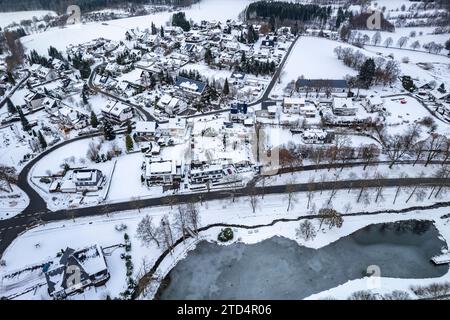 Siehe im Kurpark und der verschneite Stadtteil Elkeringhausen aus der Luft gesehen, Winterberg, Sauerland, Nordrhein-Westfalen, Deutschland | Elkeri Stockfoto