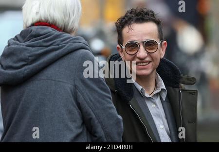 16. Dezember 2023, Bremen: Masha Gessen (r), Publizistin aus den USA, nimmt an der Verleihung des Hannah-Arendt-Preises im Veranstaltungsraum F61 Teil. Die ursprünglich für Freitag geplante Veranstaltung mit der Verleihung des Preises an Masha Gessen fand in kleinerem Maßstab statt. Dies war die Reaktion der Organisatoren auf den Rückzug der Heinrich-Böll-Stiftungen aus Bund und Ländern aus der Preisverleihung im Bremer Senat. Foto: Focke Strangmann/dpa Stockfoto