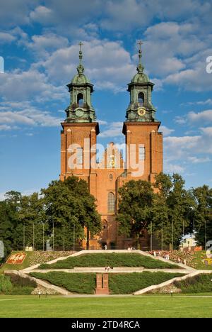 Königliche Kathedrale Gniezno (Basilika der Primatischen Kathedrale), 11. Jahrhundert, in Gniezno, Wielkopolskie, Polen Stockfoto