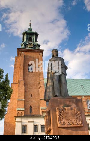 König Boleslaus I. die tapfere Statue an der Königlichen Kathedrale von Gniezno (Basilika der Primatischen Kathedrale), 11. Jahrhundert, in Gniezno, Wielkopolskie, Polen Stockfoto