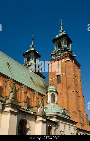 Königliche Kathedrale Gniezno (Basilika der Primatischen Kathedrale), 11. Jahrhundert, in Gniezno, Wielkopolskie, Polen Stockfoto