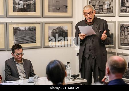 16. Dezember 2023, Bremen: Michael Daxner (r) spricht als Vertreter der Jury bei der Verleihung des Hannah-Arendt-Preises an Masha Gessen (l), Publizist aus den USA, im Veranstaltungsraum F61. Die ursprünglich für Freitag geplante Veranstaltung mit der Verleihung des Preises an Masha Gessen fand in kleinerem Maßstab statt. Die Veranstalter reagierten auf den Rückzug der Heinrich-Böll-Stiftungen aus Bund und Ländern aus der Preisverleihung im Bremer Senat. Foto: Focke Strangmann/dpa Stockfoto