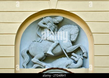 Barockes Relief des Heiligen Georg, der den Drachen in der Kirche St. Georg in Gniezno, Wielkopolskie, Polen tötete Stockfoto