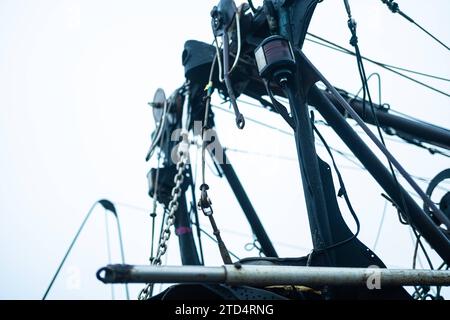 GER skurrilen Segelboot Wibo Geisterschiff hängt auf Norderney fest / 16.12.2023, Hafen, Norderney, GER skurrilen Segelboot Wibo Geisterschiff hängt auf Norderney fest, im Bild seit Wochen befindet sich ein manövrierunfähiges Segelboot Wibo Geisterschiff auf Norderney. Es kommt nicht so recht von der Insel los: Auch der Schwertransport per Tieflader und Frachtschiff zum Festland scheiterte Nonne. *** GER bizarres Segelboot Wibo Geisterschiff steckt auf Norderney 16 12 2023, Hafen Norderney, GER bizarres Segelboot Wibo Geisterschiff steckt auf Norderney fest, im Bild seit Wochen ein manövrierbarer Sai Stockfoto