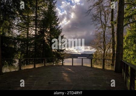 HDR des Aussichtsplatzes am Saint Pardoux See in Haute Vienne in der Nähe von Limoges Stadt, bei Sonnenuntergang mit Wolken Stockfoto