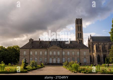 Limoges Museum Garden Eveche in der Nähe der Kathedrale rund um den Sonnenuntergang mit einigen Wolken und Sonnenlicht Stockfoto