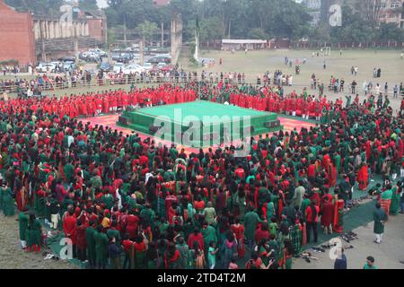 Dhaka Bangladesch 16. Dezember 2023, anlässlich des Großen Siegestages, tanzten Künstler auf dem zentralen Spielplatz der Dhaka-Universität. Nazmul i Stockfoto