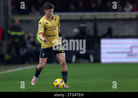Genua, Italien. Dezember 2023. Morten Frendrup von Genua CFC in Aktion während des Fußballspiels der Serie A zwischen Genua FC und Juventus FC im Stadio Luigi Ferraris am 15. Dezember 2023 in Genova, Italien. Quelle: Marco Canoniero/Alamy Live News Stockfoto