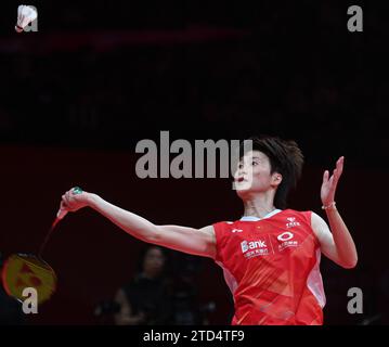 (231216) -- HANGZHOU, 16. Dezember 2023 (Xinhua) -- Chen Yufei tritt beim Halbfinalspiel der Frauen zwischen Chen Yufei aus China und Carolina Marin aus Spanien bei den BWF World Tour Finals 2023 in Hangzhou aus der ostchinesischen Provinz Zhejiang am 16. Dezember 2023 an. (Xinhua/Huang Zongzhi) Stockfoto