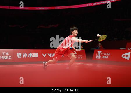 (231216) -- HANGZHOU, 16. Dezember 2023 (Xinhua) -- Chen Yufei tritt beim Halbfinalspiel der Frauen zwischen Chen Yufei aus China und Carolina Marin aus Spanien bei den BWF World Tour Finals 2023 in Hangzhou aus der ostchinesischen Provinz Zhejiang am 16. Dezember 2023 an. (Xinhua/Huang Zongzhi) Stockfoto