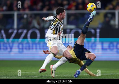 Genua, Italien. Dezember 2023. Dusan Vlahovic von Juventus FC (L) und Mattia Bani von Genua CFC (R) kämpfen um den Ball während des Fußballspiels der Serie A zwischen Genua FC und Juventus FC im Stadio Luigi Ferraris am 15. Dezember 2023 in Genova, Italien. Quelle: Marco Canoniero/Alamy Live News Stockfoto