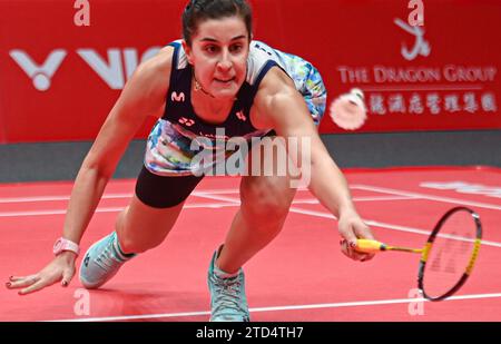 (231216) -- HANGZHOU, 16. Dezember 2023 (Xinhua) -- Carolina Marin tritt beim Halbfinalspiel der Frauen zwischen Chen Yufei aus China und Carolina Marin aus Spanien beim BWF World Tour Finals 2023 in Hangzhou aus der ostchinesischen Provinz Zhejiang am 16. Dezember 2023 an. (Xinhua/Huang Zongzhi) Stockfoto