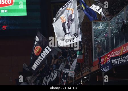 Genua, Italien. Dezember 2023. Fans des Juventus FC während des Fußballspiels der Serie A zwischen Genua FC und Juventus FC im Stadio Luigi Ferraris am 15. Dezember 2023 in Genova, Italien. Quelle: Marco Canoniero/Alamy Live News Stockfoto