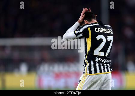 Genua, Italien. Dezember 2023. Andrea Cambiaso von Juventus FC sieht während des Fußballspiels der Serie A zwischen Genua FC und Juventus FC am 15. Dezember 2023 im Stadio Luigi Ferraris in Genova, Italien, niedergeschlagen aus. Quelle: Marco Canoniero/Alamy Live News Stockfoto