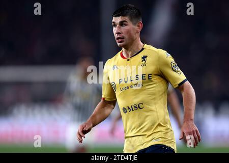 Genua, Italien. Dezember 2023. Ruslan Malinovskyi vom Genua CFC sieht beim Fußball-Spiel der Serie A zwischen Genua FC und Juventus FC am 15. Dezember 2023 im Stadio Luigi Ferraris in Genova, Italien, an. Quelle: Marco Canoniero/Alamy Live News Stockfoto