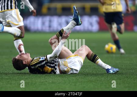 Genua, Italien. Dezember 2023. Kenan Yildiz von Juventus FC wurde während des Fußballspiels der Serie A zwischen Genua FC und Juventus FC am 15. Dezember 2023 im Stadio Luigi Ferraris in Genua, Italien, verletzt. Quelle: Marco Canoniero/Alamy Live News Stockfoto