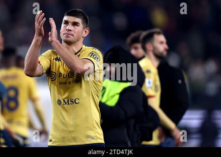Genua, Italien. Dezember 2023. Ruslan Malinovskyi von Genua CFC begrüßt die Fans am Ende des Fußballspiels der Serie A zwischen Genua FC und Juventus FC im Stadio Luigi Ferraris am 15. Dezember 2023 in Genova, Italien. Quelle: Marco Canoniero/Alamy Live News Stockfoto