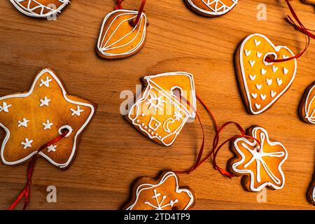 Hölzerner Hintergrund mit vielen Lebkuchen WeihnachtsLebkuchen in Form eines Hauses, Herzens. Hirsch. Stern, weihnachtsbaumspielzeug, Ball mit weißer Glasur. Hochwertige Fotos Stockfoto