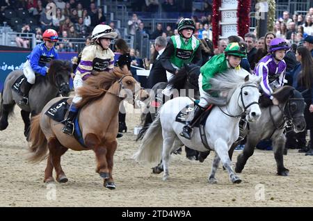 London, Großbritannien. Dezember 2023 London International Horse Show im Excel Centre London UK. Credit: Leo Mason ALAMY Live News & Sport Wettbewerber in Defender The Shetland Pony Grand National Credit: Leo Mason Sports/Alamy Live News Stockfoto