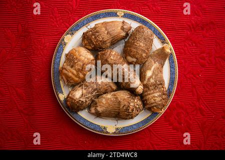 Satoimo oder Taro-Wurzel ist ein stärkehaltiges Wurzelgemüse, das in japanischen Gerichten und deftigen Suppen sehr beliebt ist. Stockfoto