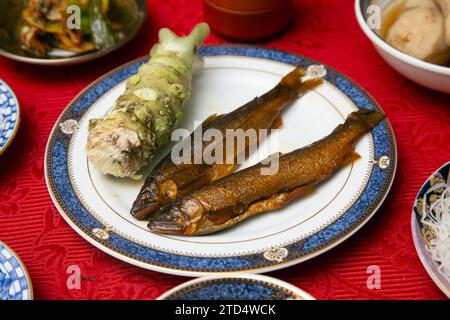 Japanisches Menü mit Ayu. Japanischer Ayu, auch als Süßwasserfisch bekannt, ist als Japans beliebter Süßwasserfisch bekannt. Stockfoto