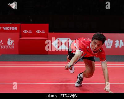 (231216) -- HANGZHOU, 16. Dezember 2023 (Xinhua) -- Shi Yuqi tritt im Halbfinale der Männer zwischen Shi Yuqi aus China und Jonatan Christie aus Indonesien an den BWF World Tour Finals 2023 in Hangzhou aus der ostchinesischen Provinz Zhejiang am 16. Dezember 2023 an. (Xinhua/Sun Fei) Stockfoto