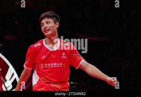 (231216) -- HANGZHOU, 16. Dezember 2023 (Xinhua) -- Shi Yuqi feiert nach dem Halbfinalspiel der Männer zwischen Shi Yuqi aus China und Jonatan Christie aus Indonesien bei den BWF World Tour Finals 2023 in Hangzhou in der ostchinesischen Provinz Zhejiang am 16. Dezember 2023. (Xinhua/Sun Fei) Stockfoto