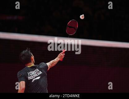 (231216) -- HANGZHOU, 16. Dezember 2023 (Xinhua) -- Jonatan Christie tritt beim Halbfinalspiel der Männer zwischen Shi Yuqi aus China und Jonatan Christie aus Indonesien bei den BWF World Tour Finals 2023 in Hangzhou aus der ostchinesischen Provinz Zhejiang am 16. Dezember 2023 an. (Xinhua/Sun Fei) Stockfoto