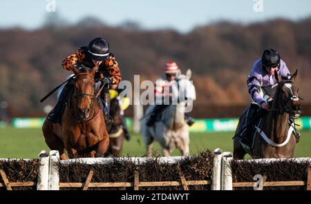 Doncaster, Großbritannien. Dezember 2023. Doncaster, Vereinigtes Königreich. Samstag, 16. Dezember 2023. Serious Operator und Patrick Wadge gewinnen den Bet Boost bei Bet365 Handicap Hürde für Trainer Lucinda Russell und Besitzer der Betreiber . Credit JTW equine Images / Alamy Live News Credit: JTW equine Images / Alamy Live News Stockfoto