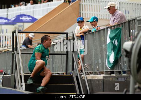 Dezember 2023, Perth Stadium, Perth, Australien; International Test Cricket, Australien gegen Pakistan 1. Test Day 3; ehemaliger englischer internationaler Adam Hollioake ist jetzt Mitglied von Pakistans Coaching Panel Chats mit Mitgliedern der Menge Stockfoto