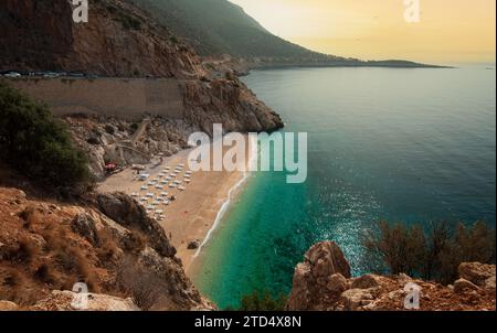 Kaputas Strand, Kalkan Bezirk, Antalya, Türkei - 10. Oktober 2018 - Antalya Strände im Herbst. Menschen genießen Sonne und Meer am türkisfarbenen Meer und Stockfoto