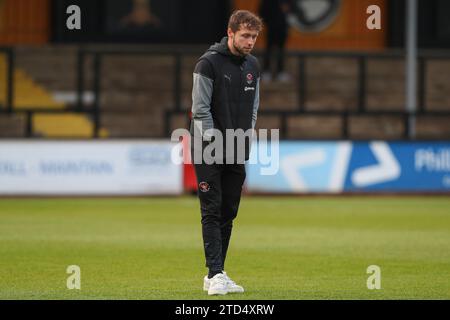 Matthew Pennington #5 von Blackpool trifft am 16. Dezember 2023 im Abbey Stadium, Cambridge, Großbritannien, vor dem Spiel Cambridge United gegen Blackpool in der Sky Bet League 1 (Foto: Gareth Evans/News Images) in Cambridge, Großbritannien am 16. Dezember 2023 ein. (Foto: Gareth Evans/News Images/SIPA USA) Stockfoto