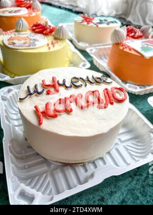 Verschiedene festliche bento-Kuchen auf dem Tisch. Stockfoto