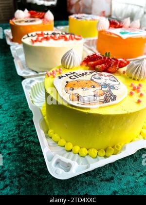 Verschiedene festliche bento-Kuchen auf dem Tisch. Stockfoto