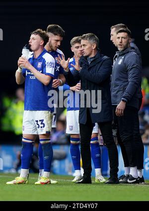 Kieran McKenna, Manager von Ipswich Town, spricht mit den Spielern auf der Touchline während des Sky Bet Championship Matches in der Portman Road, Ipswich. Bilddatum: Samstag, 16. Dezember 2023. Stockfoto