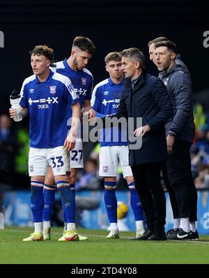 Kieran McKenna, Manager von Ipswich Town, spricht mit den Spielern auf der Touchline während des Sky Bet Championship Matches in der Portman Road, Ipswich. Bilddatum: Samstag, 16. Dezember 2023. Stockfoto