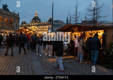 Eine geschäftige Weihnachtseinkaufsszene gesäumt von traditionellen deutschen Holzhütten, die aus Tirol importiert wurden, am Julemark (weihnachtsmarkt Stockfoto